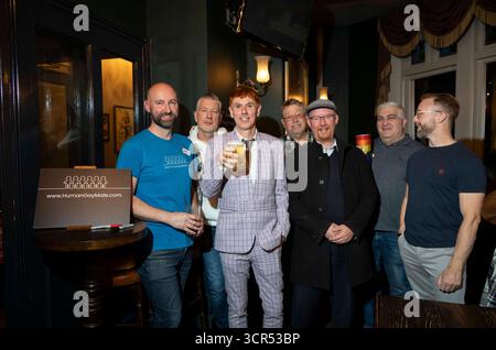 James Roberts (t-shirt bleu) du groupe Human Gay Male, qui a été banni d'un pub de Brighton pour avoir des opinions critiques sur le genre, Londres, Royaume-Uni Banque D'Images
