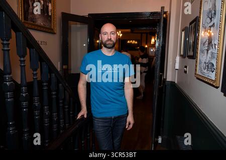 James Roberts (t-shirt bleu) du groupe Human Gay Male, qui a été banni d'un pub de Brighton pour avoir des opinions critiques sur le genre, Londres, Royaume-Uni Banque D'Images