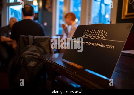 James Roberts (t-shirt bleu) du groupe Human Gay Male, qui a été banni d'un pub de Brighton pour avoir des opinions critiques sur le genre, Londres, Royaume-Uni Banque D'Images