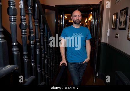 James Roberts (t-shirt bleu) du groupe Human Gay Male, qui a été banni d'un pub de Brighton pour avoir des opinions critiques sur le genre, Londres, Royaume-Uni Banque D'Images