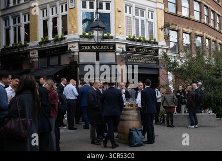 PHOTO : JEFF GILBERT 24 septembre 2025. James Roberts (t-shirt bleu) du groupe Human Gay Male, qui a été banni d'un pub de Brighton pour ha Banque D'Images