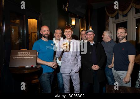 James Roberts (t-shirt bleu) du groupe Human Gay Male, qui a été banni d'un pub de Brighton pour avoir des opinions critiques sur le genre, Londres, Royaume-Uni Banque D'Images