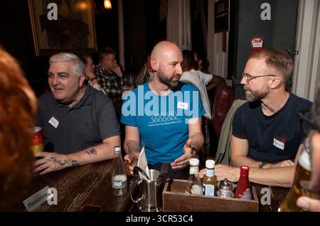 James Roberts (t-shirt bleu) du groupe Human Gay Male, qui a été banni d'un pub de Brighton pour avoir des opinions critiques sur le genre, Londres, Royaume-Uni Banque D'Images