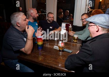 James Roberts (t-shirt bleu) du groupe Human Gay Male, qui a été banni d'un pub de Brighton pour avoir des opinions critiques sur le genre, Londres, Royaume-Uni Banque D'Images