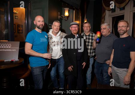 James Roberts (t-shirt bleu) du groupe Human Gay Male, qui a été banni d'un pub de Brighton pour avoir des opinions critiques sur le genre, Londres, Royaume-Uni Banque D'Images