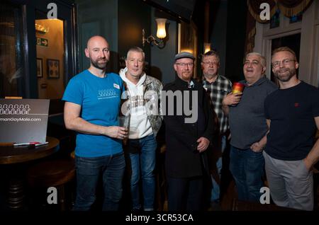 James Roberts (t-shirt bleu) du groupe Human Gay Male, qui a été banni d'un pub de Brighton pour avoir des opinions critiques sur le genre, Londres, Royaume-Uni Banque D'Images