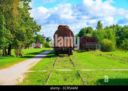 Wagon-citerne rouillé dans le musée ferroviaire Haapsalu dans la gare de la ville sur la côte ouest de l'Estonie le long de la mer Baltique Banque D'Images