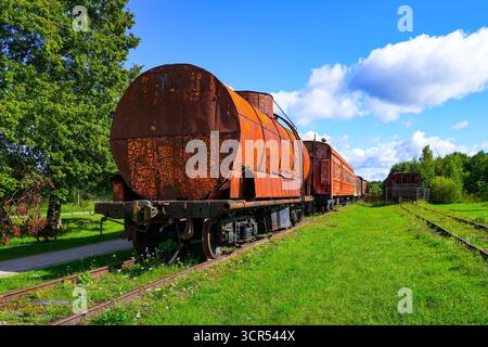 Wagon-citerne rouillé dans le musée ferroviaire Haapsalu dans la gare de la ville sur la côte ouest de l'Estonie le long de la mer Baltique Banque D'Images