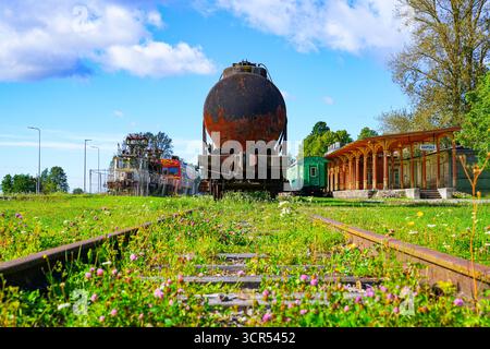Wagon-citerne rouillé dans le musée ferroviaire Haapsalu dans la gare de la ville sur la côte ouest de l'Estonie le long de la mer Baltique Banque D'Images