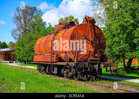 Wagon-citerne rouillé dans le musée ferroviaire Haapsalu dans la gare de la ville sur la côte ouest de l'Estonie le long de la mer Baltique Banque D'Images