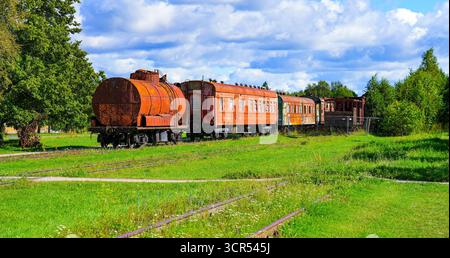 Wagon-citerne rouillé dans le musée ferroviaire Haapsalu dans la gare de la ville sur la côte ouest de l'Estonie le long de la mer Baltique Banque D'Images