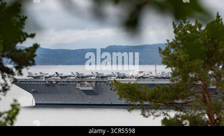 USS Gerald R. Ford (CVN-75), le plus grand porte-avions à propulsion nucléaire, ancré dans le Bunnefjord, Oslo, avec F/A-18 et E-2 Hawkeye à bord. Banque D'Images
