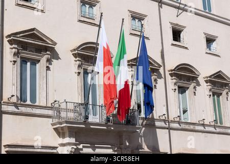 Rome, Italie. 29 septembre 2025. Drapeaux du Bahreïn, de l'Italie et de la Communauté européenne au Palazzo Chigi à Rome crédit : Agence photo indépendante/Alamy Live News Banque D'Images