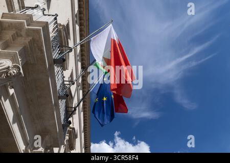 Rome, Italie. 29 septembre 2025. Drapeaux du Bahreïn, de l'Italie et de la Communauté européenne au Palazzo Chigi à Rome crédit : Agence photo indépendante/Alamy Live News Banque D'Images