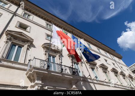 Rome, Italie. 29 septembre 2025. Drapeaux du Bahreïn, de l'Italie et de la Communauté européenne au Palazzo Chigi à Rome crédit : Agence photo indépendante/Alamy Live News Banque D'Images
