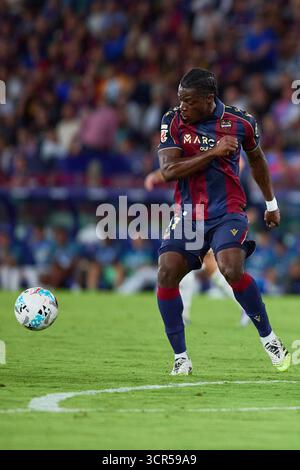 Valencia, Espagne. 23 septembre 2025. VALENCE, ESPAGNE - 23 SEPTEMBRE : Etta Eyong Centre-attaquant du Levante UD en action lors du match LaLiga EA Sports entre Levante UD et le Real Madrid au stade Ciutat de Valencia le 23 septembre 2025 à Valence, Espagne. (Photo de Jose Torres/photo Players images/Magara Press) crédit : Magara Press SL/Alamy Live News Banque D'Images