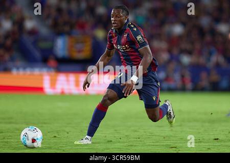 Valencia, Espagne. 23 septembre 2025. VALENCE, ESPAGNE - 23 SEPTEMBRE : Etta Eyong Centre-avant de Levante UD court avec le ballon lors du match LaLiga EA Sports entre Levante UD et le Real Madrid au stade Ciutat de Valencia le 23 septembre 2025 à Valence, Espagne. (Photo de Jose Torres/photo Players images/Magara Press) crédit : Magara Press SL/Alamy Live News Banque D'Images