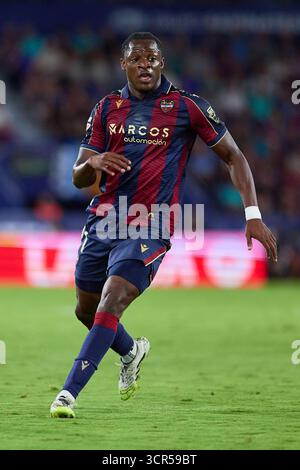 Valencia, Espagne. 23 septembre 2025. VALENCE, ESPAGNE - 23 SEPTEMBRE : Etta Eyong Centre-attaquant du Levante UD en action lors du match LaLiga EA Sports entre Levante UD et le Real Madrid au stade Ciutat de Valencia le 23 septembre 2025 à Valence, Espagne. (Photo de Jose Torres/photo Players images/Magara Press) crédit : Magara Press SL/Alamy Live News Banque D'Images