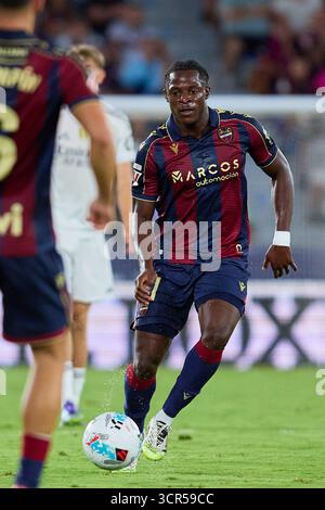 Valencia, Espagne. 23 septembre 2025. VALENCE, ESPAGNE - 23 SEPTEMBRE : Etta Eyong Centre-avant de Levante UD court avec le ballon lors du match LaLiga EA Sports entre Levante UD et le Real Madrid au stade Ciutat de Valencia le 23 septembre 2025 à Valence, Espagne. (Photo de Jose Torres/photo Players images/Magara Press) crédit : Magara Press SL/Alamy Live News Banque D'Images