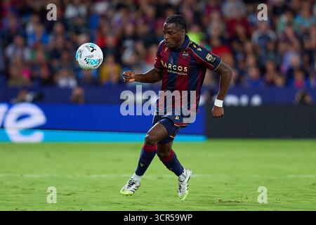 Valencia, Espagne. 23 septembre 2025. VALENCE, ESPAGNE - 23 SEPTEMBRE : Etta Eyong Centre-avant de Levante UD court avec le ballon lors du match LaLiga EA Sports entre Levante UD et le Real Madrid au stade Ciutat de Valencia le 23 septembre 2025 à Valence, Espagne. (Photo de Jose Torres/photo Players images/Magara Press) crédit : Magara Press SL/Alamy Live News Banque D'Images