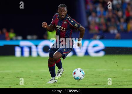 Valencia, Espagne. 23 septembre 2025. VALENCE, ESPAGNE - 23 SEPTEMBRE : Etta Eyong Centre-avant de Levante UD court avec le ballon lors du match LaLiga EA Sports entre Levante UD et le Real Madrid au stade Ciutat de Valencia le 23 septembre 2025 à Valence, Espagne. (Photo de Jose Torres/photo Players images/Magara Press) crédit : Magara Press SL/Alamy Live News Banque D'Images