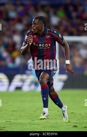 Valencia, Espagne. 23 septembre 2025. VALENCE, ESPAGNE - 23 SEPTEMBRE : Etta Eyong Centre-attaquant du Levante UD en action lors du match LaLiga EA Sports entre Levante UD et le Real Madrid au stade Ciutat de Valencia le 23 septembre 2025 à Valence, Espagne. (Photo de Jose Torres/photo Players images/Magara Press) crédit : Magara Press SL/Alamy Live News Banque D'Images