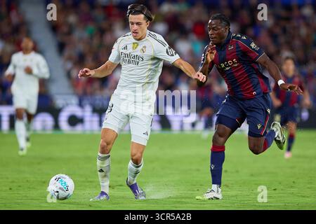Valencia, Espagne. 23 septembre 2025. VALENCE, ESPAGNE - 23 SEPTEMBRE : L'arrière central Alvaro Carreras du Real Madrid concourt pour le ballon avec l'avant central Etta Eyong du Levante UD lors du match LaLiga EA Sports entre Levante UD et le Real Madrid au stade Ciutat de Valencia le 23 septembre 2025 à Valence, Espagne. (Photo de Jose Torres/photo Players images/Magara Press) crédit : Magara Press SL/Alamy Live News Banque D'Images