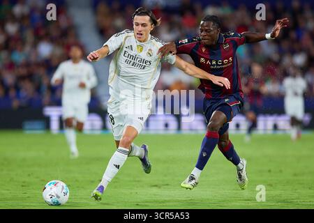 Valencia, Espagne. 23 septembre 2025. VALENCE, ESPAGNE - 23 SEPTEMBRE : L'arrière central Alvaro Carreras du Real Madrid concourt pour le ballon avec l'avant central Etta Eyong du Levante UD lors du match LaLiga EA Sports entre Levante UD et le Real Madrid au stade Ciutat de Valencia le 23 septembre 2025 à Valence, Espagne. (Photo de Jose Torres/photo Players images/Magara Press) crédit : Magara Press SL/Alamy Live News Banque D'Images