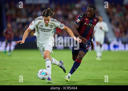 Valencia, Espagne. 23 septembre 2025. VALENCE, ESPAGNE - 23 SEPTEMBRE : L'arrière central Alvaro Carreras du Real Madrid concourt pour le ballon avec l'avant central Etta Eyong du Levante UD lors du match LaLiga EA Sports entre Levante UD et le Real Madrid au stade Ciutat de Valencia le 23 septembre 2025 à Valence, Espagne. (Photo de Jose Torres/photo Players images/Magara Press) crédit : Magara Press SL/Alamy Live News Banque D'Images