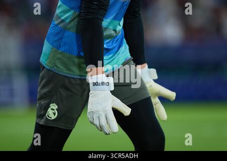 Valencia, Espagne. 23 septembre 2025. VALENCE, ESPAGNE - 23 SEPTEMBRE : gants Courtois lors du match LaLiga EA Sports entre Levante UD et Real Madrid au stade Ciutat de Valencia le 23 septembre 2025 à Valence, Espagne. (Photo de Jose Torres/photo Players images/Magara Press) crédit : Magara Press SL/Alamy Live News Banque D'Images