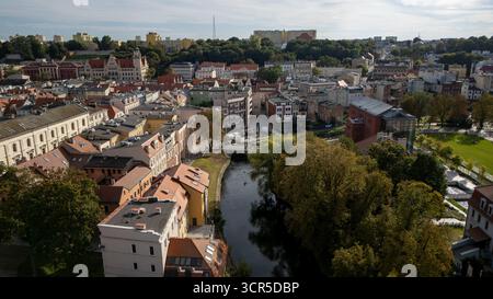 Vue aérienne de la rivière Młynówka qui traverse le cœur de la ville avec les bâtiments de la place du Vieux marché en arrière-plan, Bydgoszcz, Województwo kujawsko-pomorskie, Pologne. Banque D'Images
