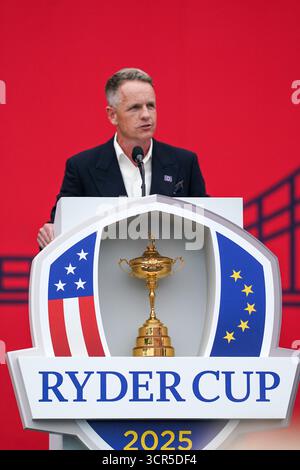 Bethpage, New York, États-Unis. 24 septembre 2025. Le capitaine de l'équipe Europe Luke Donald s'adresse à la foule lors de la cérémonie d'ouverture de la Ryder Cup 2025 au parcours de golf du parc d'état de Bethpage (crédit image : © Debby Wong/ZUMA Press Wire) USAGE ÉDITORIAL SEULEMENT ! Non destiné à UN USAGE commercial ! Banque D'Images