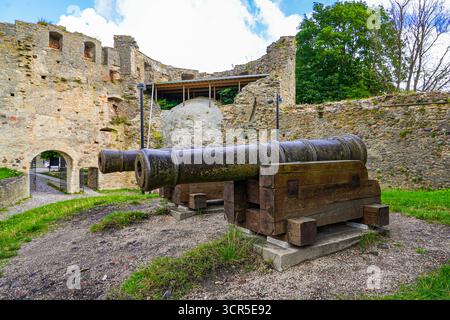 Canon dans le château épiscopal de Haapsalu sur la côte ouest de l'Estonie le long de la mer Baltique Banque D'Images