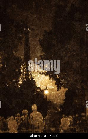Photo floue de personnes regardant des feux d'artifice près de la Tour Eiffel pendant les célébrations de la fête nationale française (Bastille Day, le 14 juillet). Photo sépia. Banque D'Images