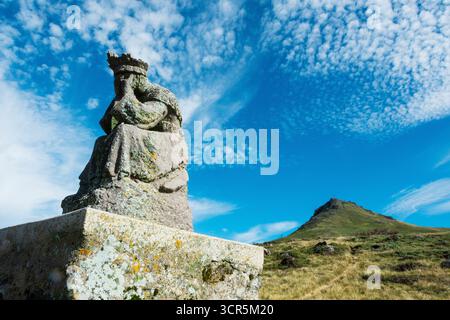Statue de la Vierge Marie. ROC de Courlande dans le Parc régional des volcans d'Auvergne. Puy de Dome. Auvergne Rhône Alpes. France Banque D'Images