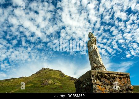 Statue de la Vierge Marie. ROC de Courlande dans le Parc régional des volcans d'Auvergne. Puy de Dome. Auvergne Rhône Alpes. France Banque D'Images
