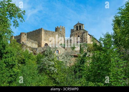 Saint André de Chalencon. Château et Chapelle de Chalencon. Haute Loire. Auvergne Rhône Alpes. France Banque D'Images