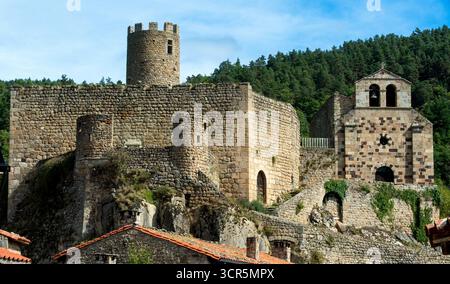 Saint André de Chalencon. Château et Chapelle de Chalencon. Haute Loire. Auvergne Rhône Alpes. France Banque D'Images