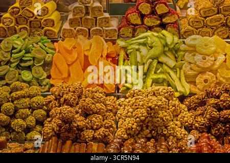 Grande pile de fruits secs noix et autres bonbons vendus à l'extérieur sur le marché à Istanbul Banque D'Images