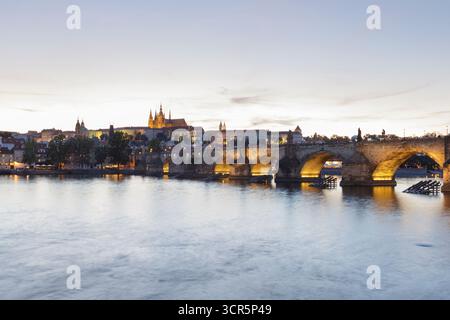 La rivière Vltava et le pont Charles par nuit, Prague, République Tchèque Banque D'Images