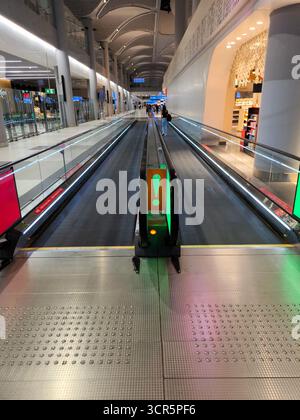 Une vue d'une passerelle mobile dans un aéroport spacieux et moderne. Les vues s'étendent au loin, créant une sensation de mouvement et d'espace. Banque D'Images