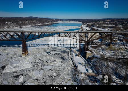 Vue aérienne du pont Rip Van Winkle traversant la rivière Hudson glacée sous un ciel hivernal clair, Hudson, New York, États-Unis. Banque D'Images