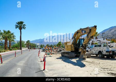 Palm Springs, Californie, États-Unis. 25 septembre 2025. Scène de construction de route sur South Palm Canyon Drive à Palm Springs, Californie, montrant de l'équipement lourd, des sections de tuyaux en béton et des barrières de circulation pour le projet South Palm Canyon Bridge. Le projet remplace le pont existant de 1930 traversant Tahquitz Creek, qui est obsolète et structurellement déficient. Le nouveau pont vise à améliorer la sécurité et à réduire les goulets d'étranglement à l'approche près de East Sunny Dunes Road. L'achèvement des travaux est prévu pour la fin de 2026. (Crédit image : © Ian L. Sitren/ZUMA Press Wire) USAGE ÉDITORIAL SEULEMENT ! Non destiné à des fins commerciales Banque D'Images