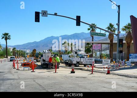 Palm Springs, Californie, États-Unis. 25 septembre 2025. Scène de construction de route sur South Palm Canyon Drive à Palm Springs, Californie, montrant de l'équipement lourd, des sections de tuyaux en béton et des barrières de circulation pour le projet South Palm Canyon Bridge. Le projet remplace le pont existant de 1930 traversant Tahquitz Creek, qui est obsolète et structurellement déficient. Le nouveau pont vise à améliorer la sécurité et à réduire les goulets d'étranglement à l'approche près de East Sunny Dunes Road. L'achèvement des travaux est prévu pour la fin de 2026. (Crédit image : © Ian L. Sitren/ZUMA Press Wire) USAGE ÉDITORIAL SEULEMENT ! Non destiné à des fins commerciales Banque D'Images