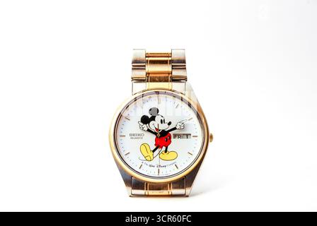 Une montre moderne Walt Disney Seiko marque Mickey Mouse avec bracelet en métal des années 1980 Banque D'Images