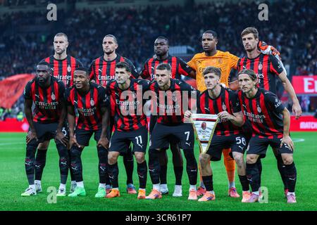 Milan, Italie. 28 septembre 2025. Les joueurs de l'AC Milan s'alignent lors du match de football de Serie A 2025/26 entre l'AC Milan et la SSC Napoli au stade San Siro. FINAL SCOREMilan 2 | 1 Napoli (photo de Fabrizio Carabelli/SOPA images/Sipa USA) crédit : Sipa USA/Alamy Live News Banque D'Images