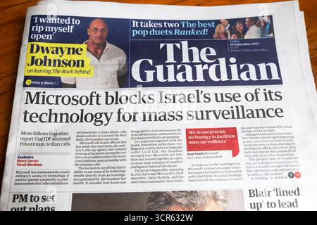 « Microsoft bloque l'utilisation par Israël de sa technologie pour la surveillance de masse » article titre du journal Guardian 26 septembre 2025 Londres Royaume-Uni Banque D'Images