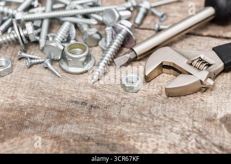 Outils et quincaillerie dispersés sur une surface en bois lors d’un projet d’amélioration de la maison Banque D'Images
