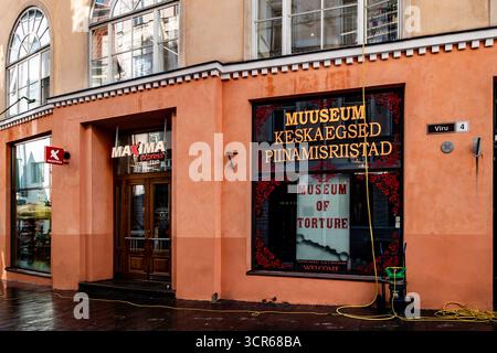 Entrée au Musée des instruments de torture médiévaux à côté de Maxima Express sur Viru Street, Tallinn, Estonie, attraction touristique unique de la vieille ville. Banque D'Images