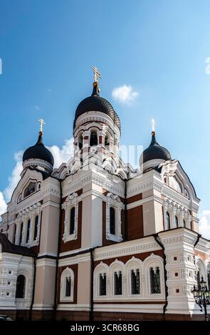 Cathédrale Alexandre Nevski à Tallinn, Estonie, une église orthodoxe russe frappante avec des dômes en oignon et une architecture ornée, point de repère clé de la vieille ville. Banque D'Images